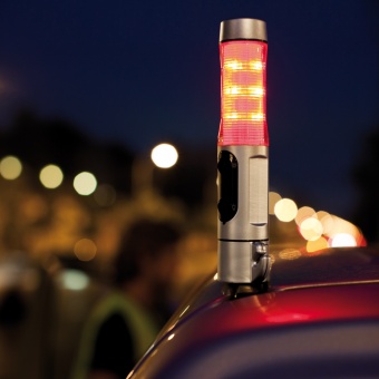 Автомобильный мультитул: аварийный сигнал, фонарь, молоток для стекла и нож для ремня безопасности фото 