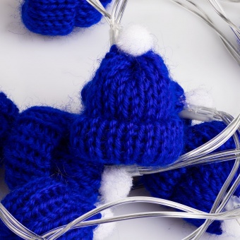 Гирлянда Cosy Poms, синяя фото 