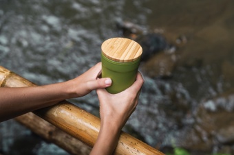 Стакан из переработанного полипропилена GRS с бамбуковой крышкой, 300 мл фото 