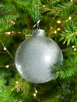Елочный шар Finery Gloss, 10 см, глянцевый серебристый с глиттером фото 